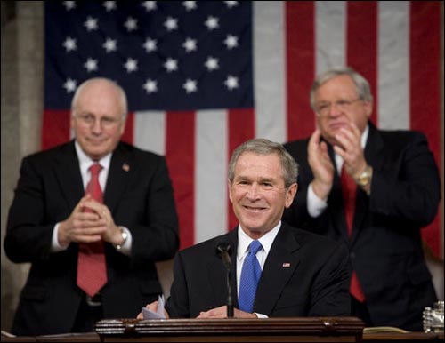 2007년 1월 미국 하원에서 연두교서를 발표하고 있는 부시 대통령. 뒤로 대표적인 네오콘 세력인 체니 부통령(왼쪽)이 서 있다.